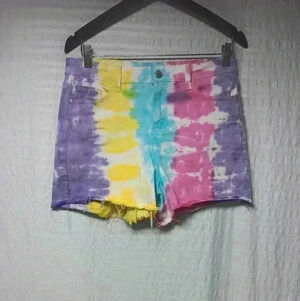 Judy Blue Snow cone. Tie  Dye Stretch Denim jean Fray shorts. Ladies size M